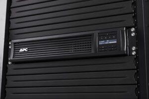 APC Smart-UPS 3000VA, LCD RM, 2U, 220-240V (SMT3000RMI2UC) mit APC SmartConnect