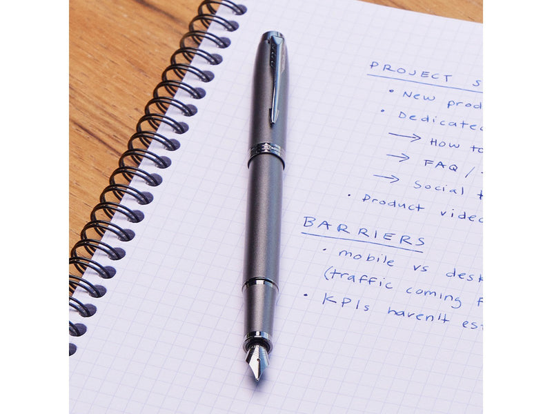 Parker IM Monochrome Füller | Oberfläche und Zierteile in Dunkelgrau-Metallic | Füllfederhalter mit feiner Feder und blauer Tint
