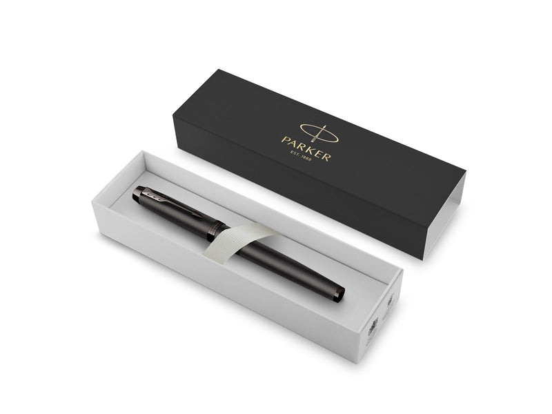 Parker IM Monochrome Füller | Oberfläche und Zierteile in Dunkelgrau-Metallic | Füllfederhalter mit feiner Feder und blauer Tint
