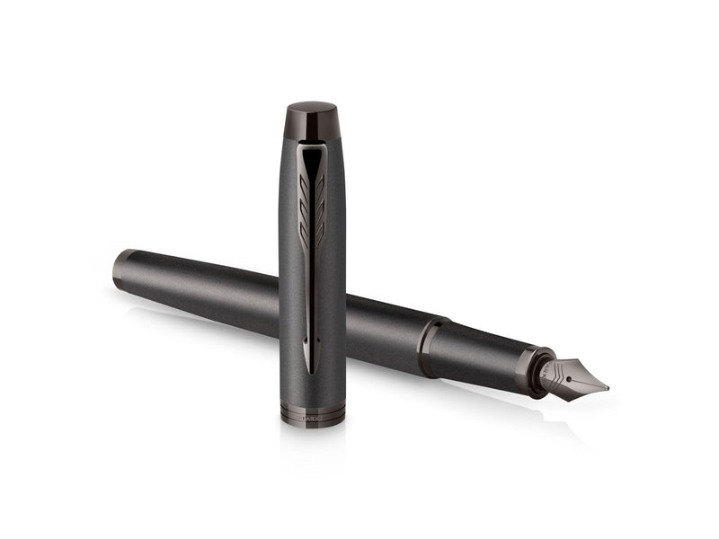 Parker IM Monochrome Füller | Oberfläche und Zierteile in Dunkelgrau-Metallic | Füllfederhalter mit mittlerer Feder und blauer T