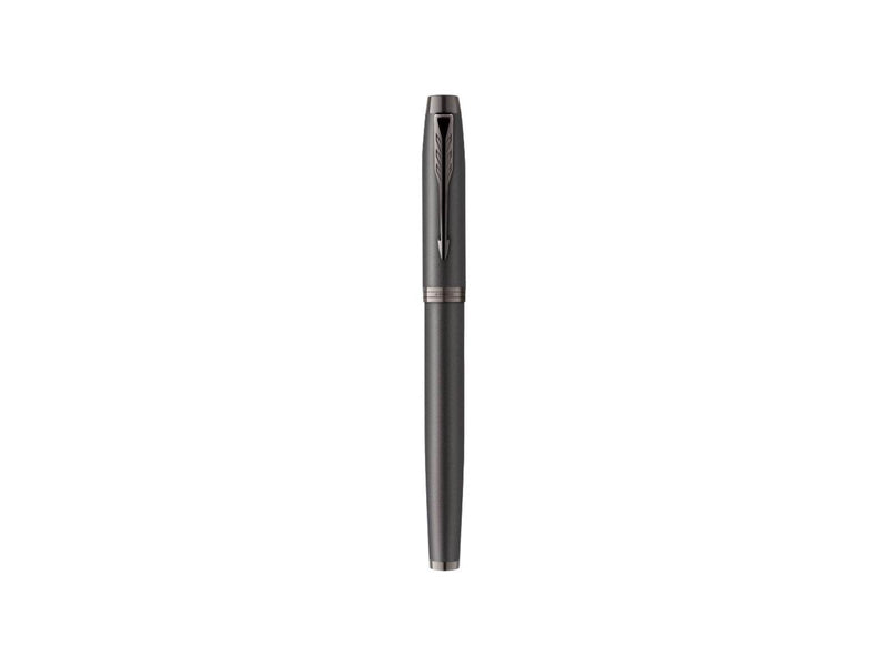 Parker IM Monochrome Füller | Oberfläche und Zierteile in Dunkelgrau-Metallic | Füllfederhalter mit mittlerer Feder und blauer T