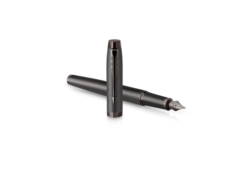 Parker IM Monochrome Füller | Oberfläche und Zierteile in Dunkelgrau-Metallic | Füllfederhalter mit mittlerer Feder und blauer T