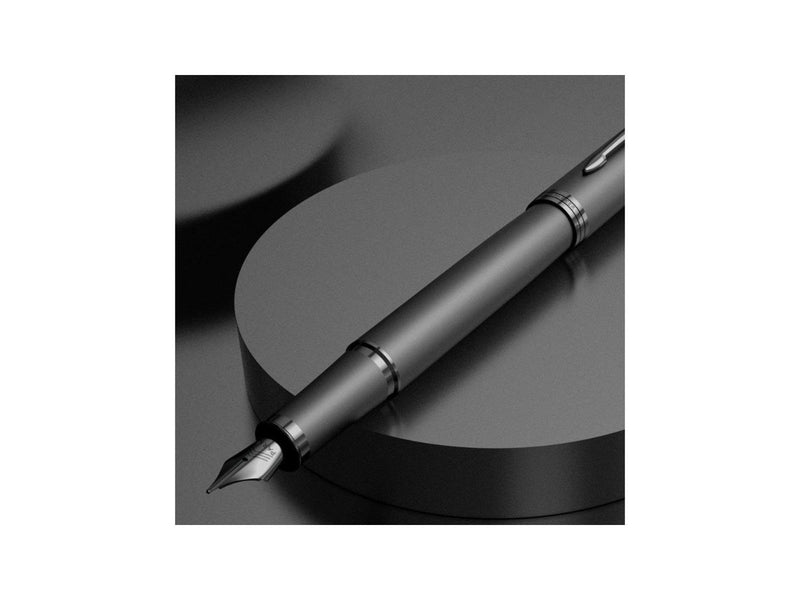 Parker IM Monochrome Füller | Oberfläche und Zierteile in Dunkelgrau-Metallic | Füllfederhalter mit mittlerer Feder und blauer T