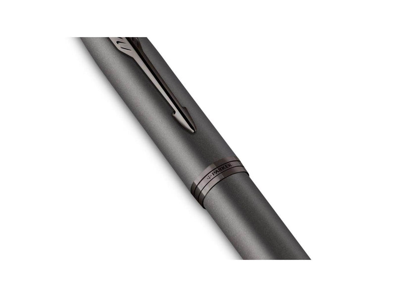 Parker IM Monochrome Füller | Oberfläche und Zierteile in Dunkelgrau-Metallic | Füllfederhalter mit mittlerer Feder und blauer T