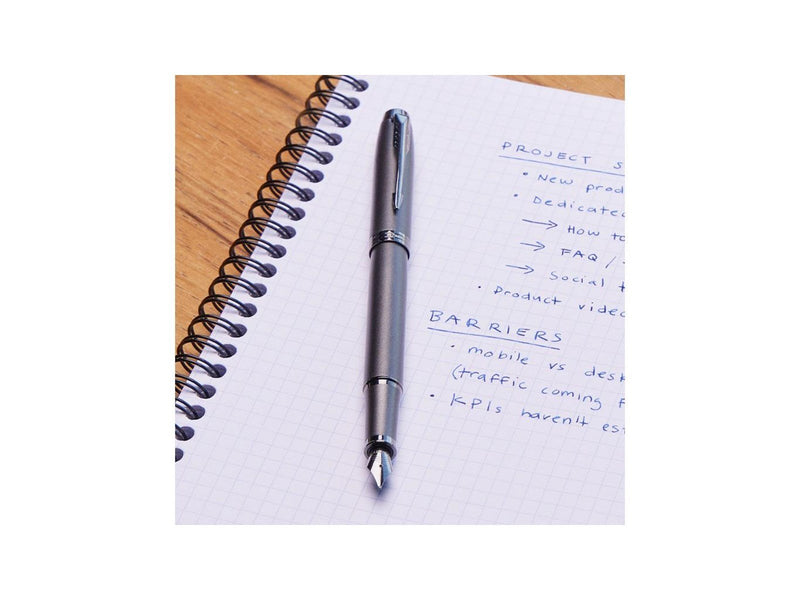 Parker IM Monochrome Füller | Oberfläche und Zierteile in Dunkelgrau-Metallic | Füllfederhalter mit mittlerer Feder und blauer T
