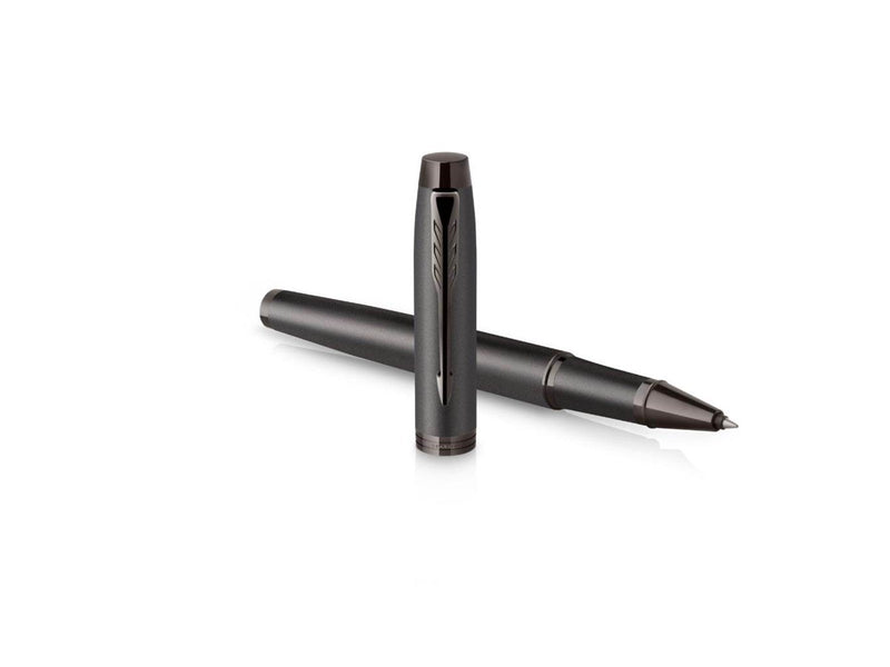 Parker IM Monochrome Rollerball | schwarze Tinte | Oberfläche und Zierteile in Dunkelgrau-Metallic | feine Spitze | Geschenkbox