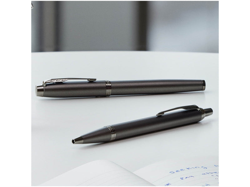 Parker IM Monochrome Kugelschreiber | blaue Tinte | Oberfläche und Zierteile in Dunkelgrau-Metallic | medium Spitze | Geschenkbo