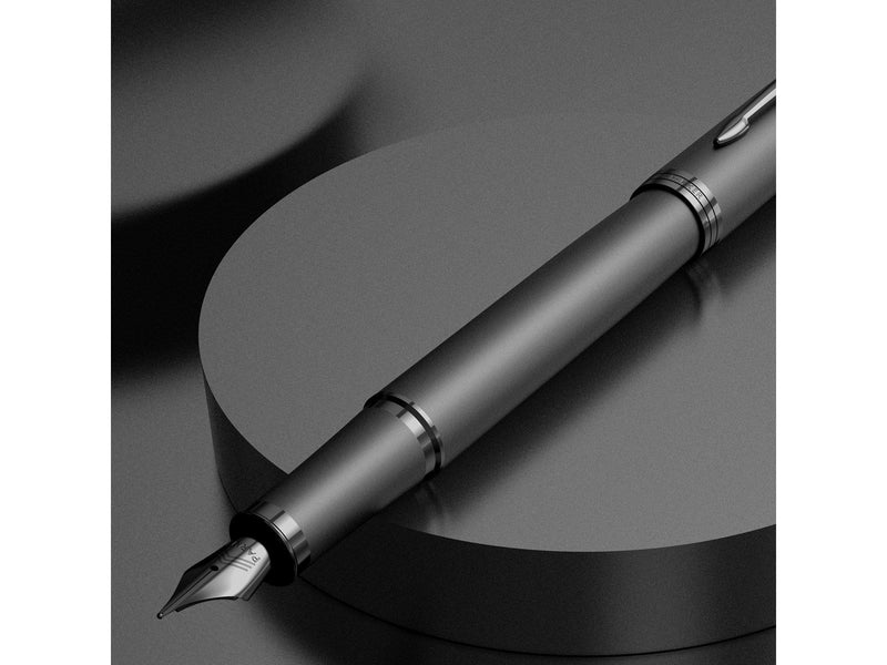Parker IM Monochrome Kugelschreiber | blaue Tinte | Oberfläche und Zierteile in Dunkelgrau-Metallic | medium Spitze | Geschenkbo