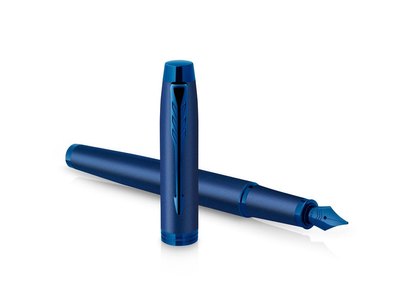 Parker IM Monochrome Füller | Oberfläche und Zierteile in Blau | Füllfederhalter mit feiner Feder und blauer Tinte | Geschenkbox