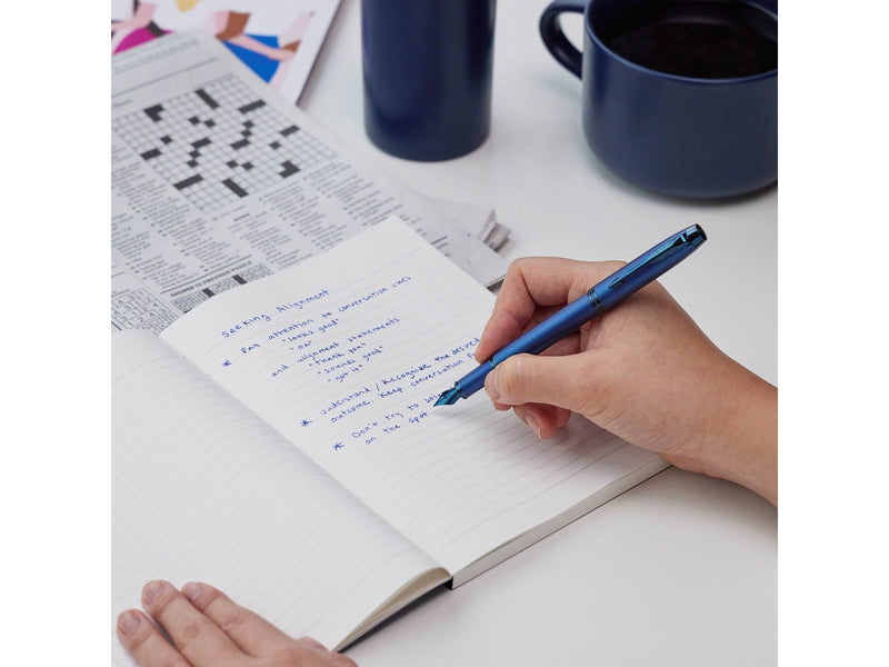 Parker IM Monochrome Füller | Oberfläche und Zierteile in Blau | Füllfederhalter mit feiner Feder und blauer Tinte | Geschenkbox