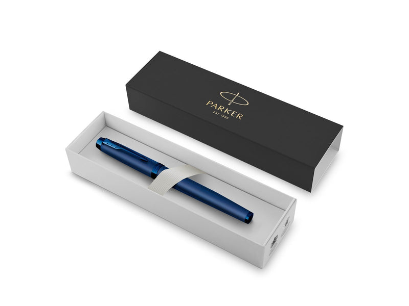 Parker IM Monochrome Füller | Oberfläche und Zierteile in Blau | Füllfederhalter mit feiner Feder und blauer Tinte | Geschenkbox