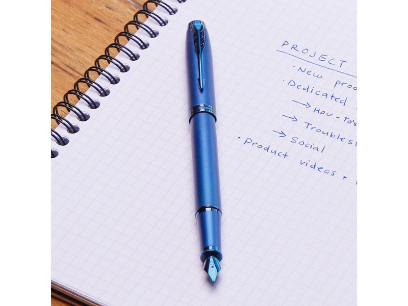 Parker IM Monochrome Füller | Oberfläche und Zierteile in Blau | Füllfederhalter mit mittlerer Feder und blauer Tinte | Geschenk