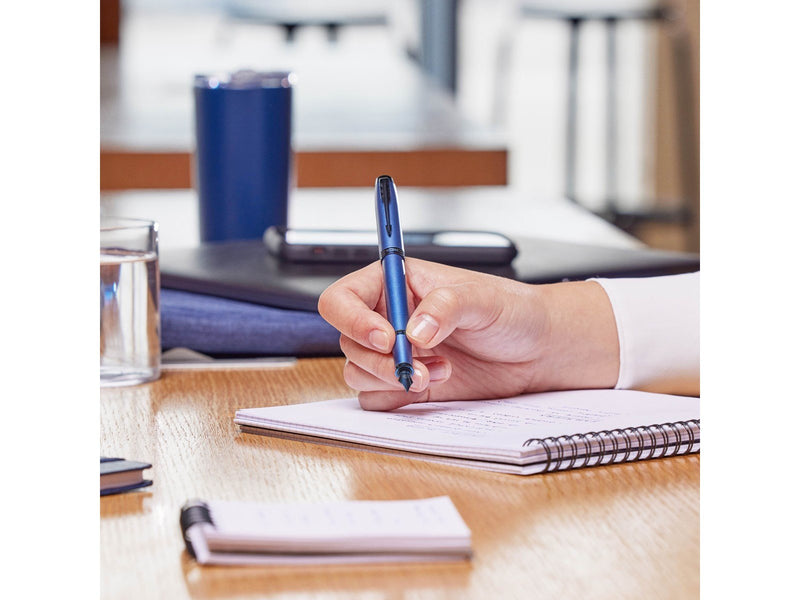 Parker IM Monochrome Füller | Oberfläche und Zierteile in Blau | Füllfederhalter mit mittlerer Feder und blauer Tinte | Geschenk