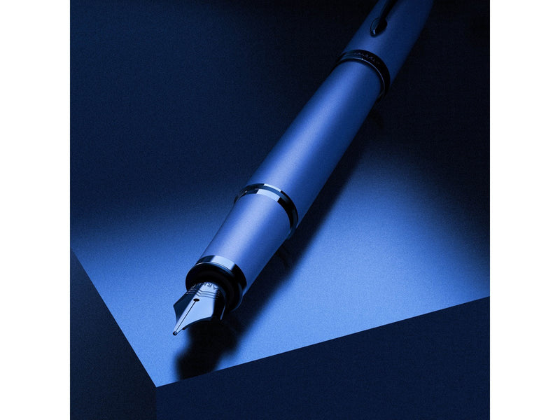 Parker IM Monochrome Füller | Oberfläche und Zierteile in Blau | Füllfederhalter mit mittlerer Feder und blauer Tinte | Geschenk