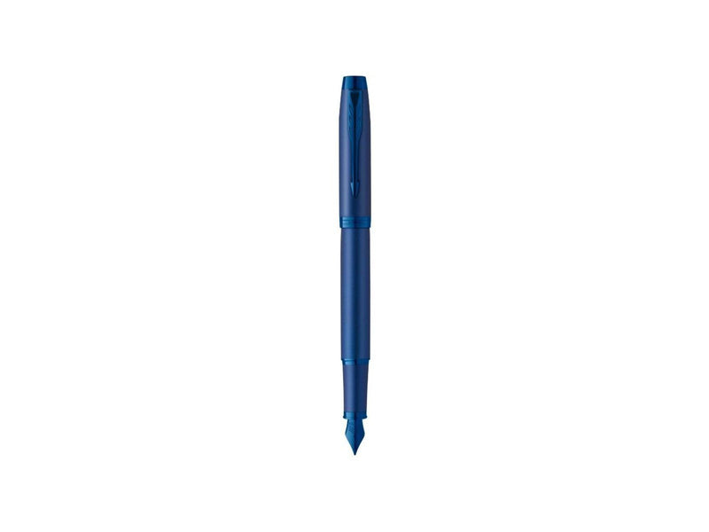 Parker IM Monochrome Füller | Oberfläche und Zierteile in Blau | Füllfederhalter mit mittlerer Feder und blauer Tinte | Geschenk