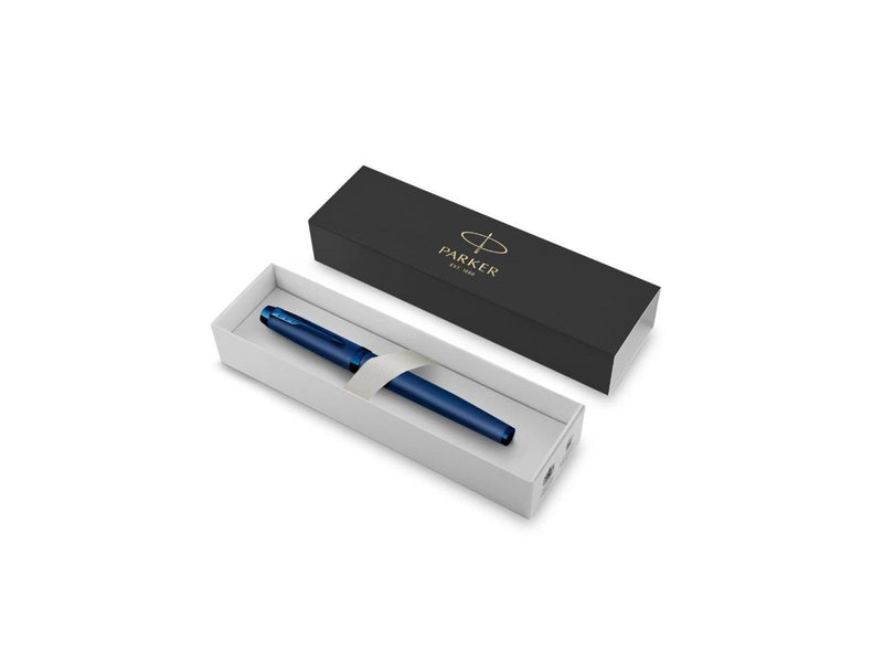 Parker IM Monochrome Füller | Oberfläche und Zierteile in Blau | Füllfederhalter mit mittlerer Feder und blauer Tinte | Geschenk