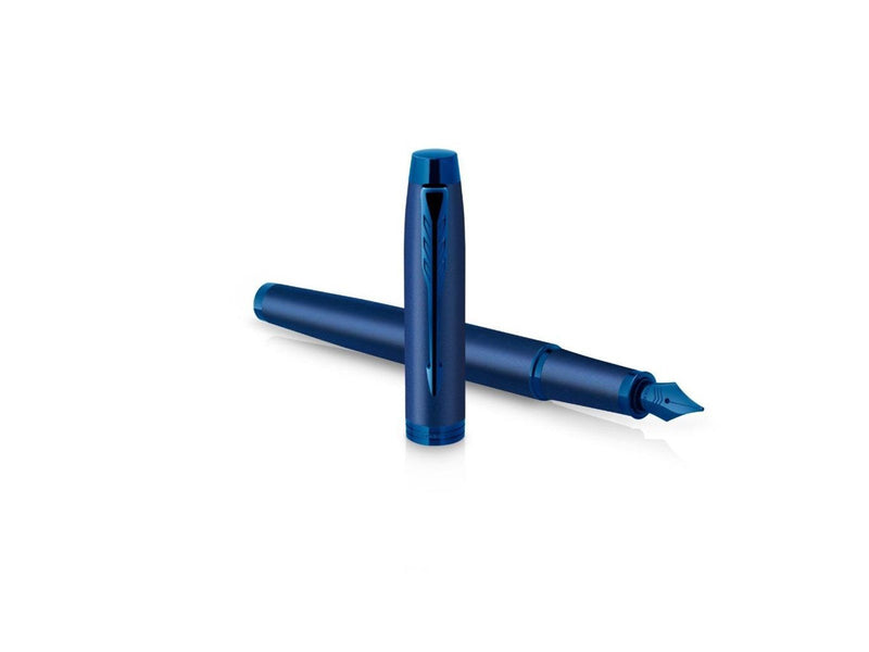 Parker IM Monochrome Füller | Oberfläche und Zierteile in Blau | Füllfederhalter mit mittlerer Feder und blauer Tinte | Geschenk