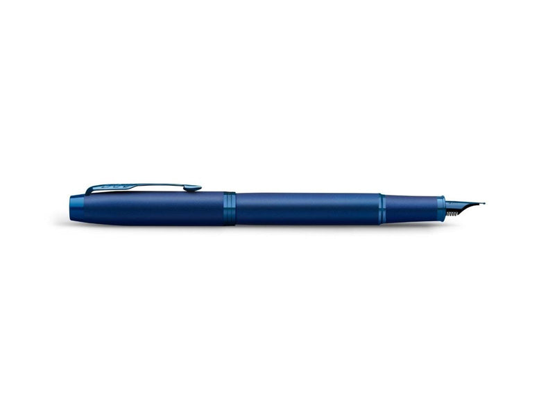 Parker IM Monochrome Füller | Oberfläche und Zierteile in Blau | Füllfederhalter mit mittlerer Feder und blauer Tinte | Geschenk