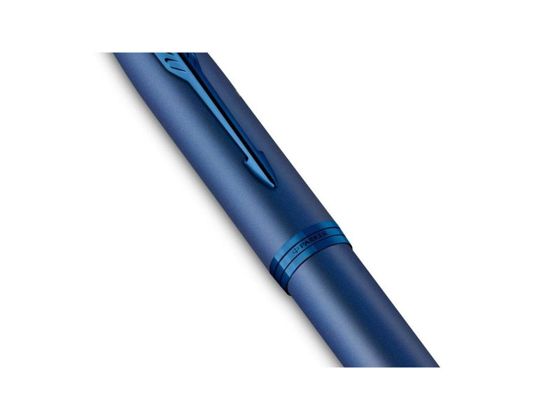 Parker IM Monochrome Füller | Oberfläche und Zierteile in Blau | Füllfederhalter mit mittlerer Feder und blauer Tinte | Geschenk
