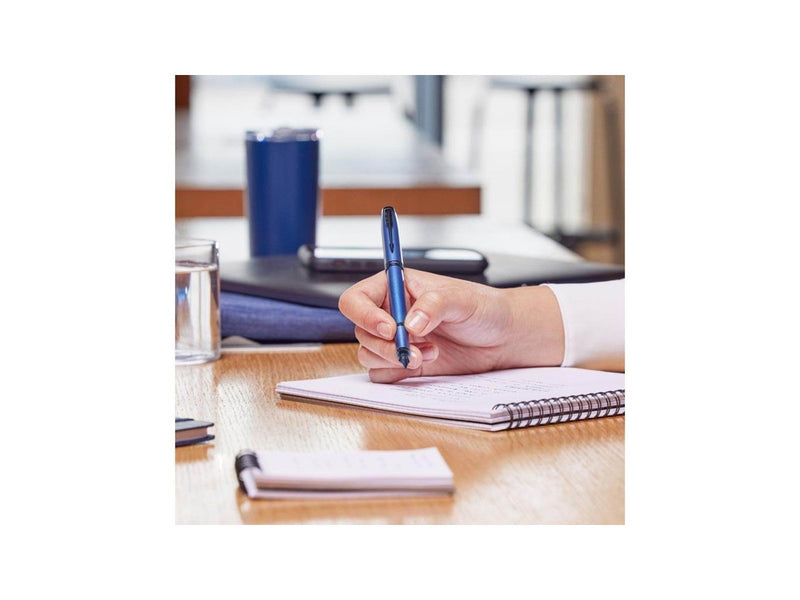 Parker IM Monochrome Füller | Oberfläche und Zierteile in Blau | Füllfederhalter mit mittlerer Feder und blauer Tinte | Geschenk