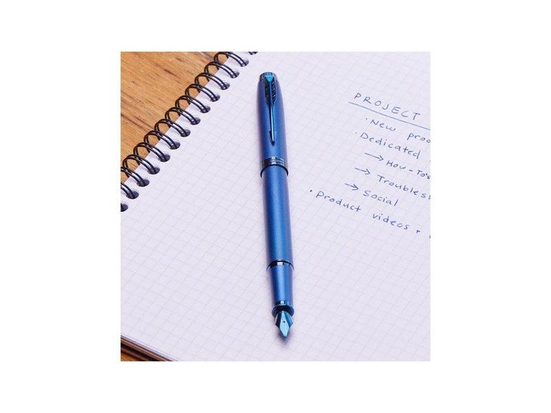 Parker IM Monochrome Füller | Oberfläche und Zierteile in Blau | Füllfederhalter mit mittlerer Feder und blauer Tinte | Geschenk