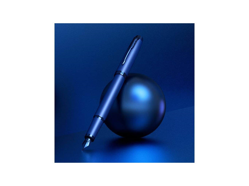 Parker IM Monochrome Füller | Oberfläche und Zierteile in Blau | Füllfederhalter mit mittlerer Feder und blauer Tinte | Geschenk