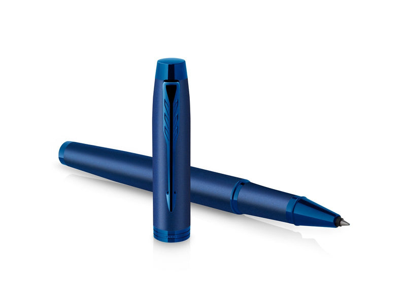 Parker IM Monochrome Rollerball | schwarze Tinte | Oberfläche und Zierteile in Blau | feine Spitze | Geschenkbox