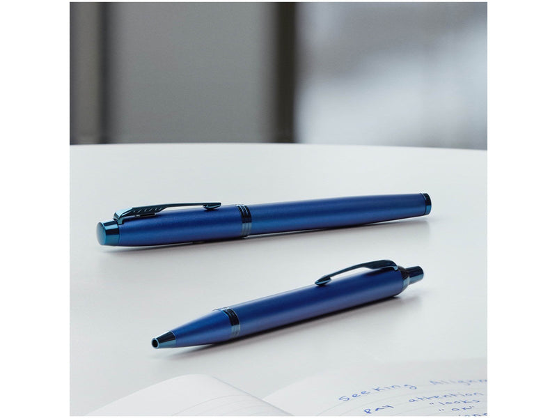 Parker IM Monochrome Rollerball | schwarze Tinte | Oberfläche und Zierteile in Blau | feine Spitze | Geschenkbox