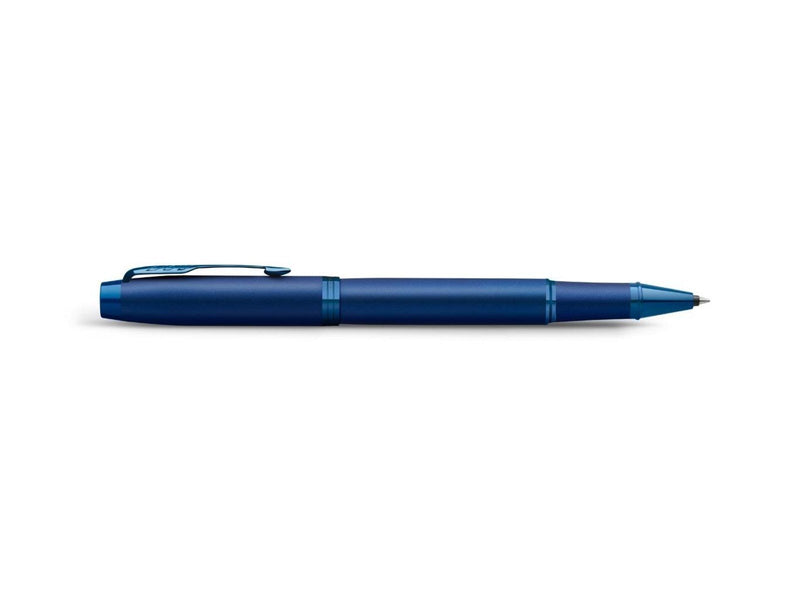 Parker IM Monochrome Rollerball | schwarze Tinte | Oberfläche und Zierteile in Blau | feine Spitze | Geschenkbox