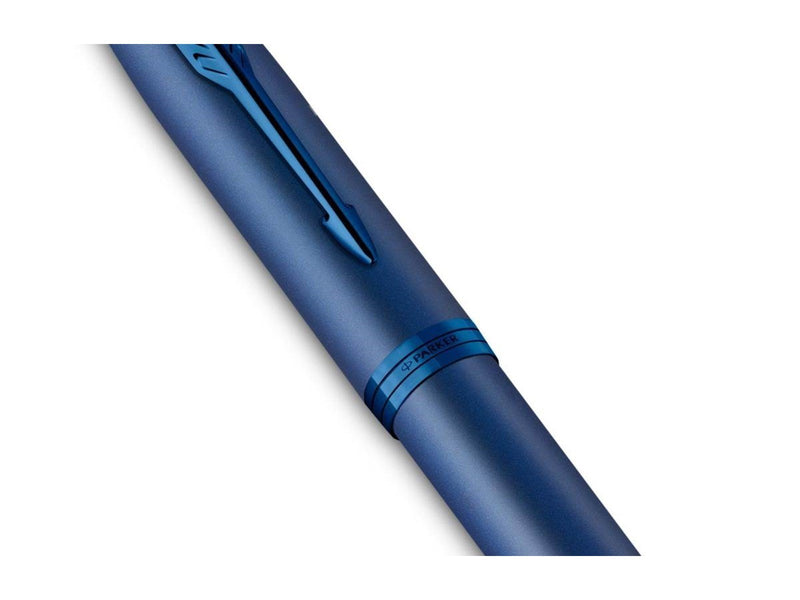 Parker IM Monochrome Rollerball | schwarze Tinte | Oberfläche und Zierteile in Blau | feine Spitze | Geschenkbox