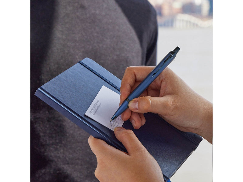 Parker IM Monochrome Kugelschreiber | blaue Tinte | Oberfläche und Zierteile in Blau | medium Spitze | Geschenkbox