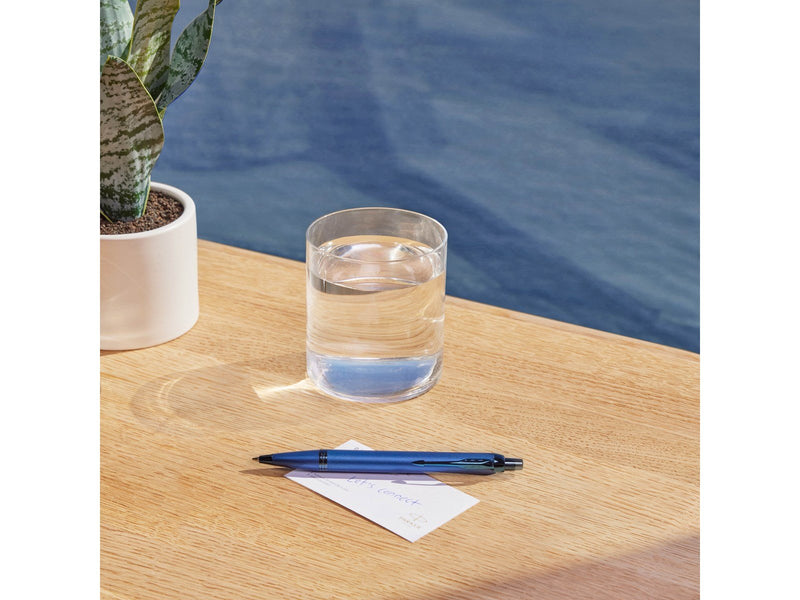 Parker IM Monochrome Kugelschreiber | blaue Tinte | Oberfläche und Zierteile in Blau | medium Spitze | Geschenkbox