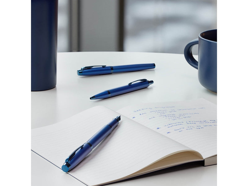 Parker IM Monochrome Kugelschreiber | blaue Tinte | Oberfläche und Zierteile in Blau | medium Spitze | Geschenkbox