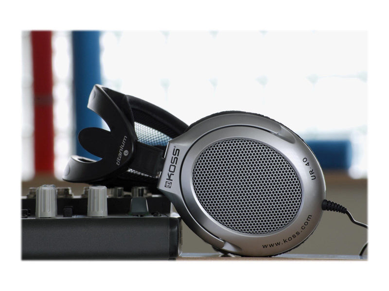 Koss UR40