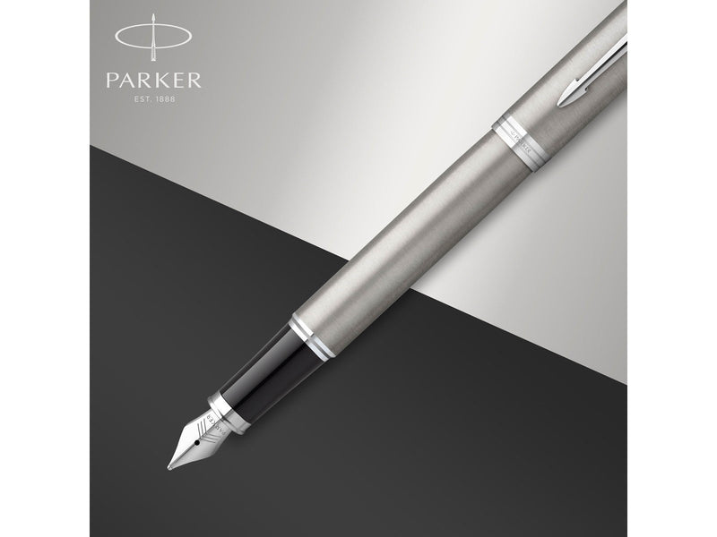 Parker IM Füller | Edelstahl mit Chrom-Zierteilen | Füllfederhalter mit feiner Feder und blauer Tinte | Geschenkbox