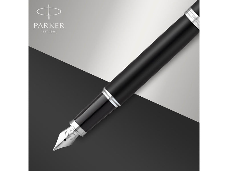 Parker IM Füller | Mattschwarz mit Chrom-Zierteilen | Füllfederhalter mit feiner Feder und blauer Tinte | Geschenkbox