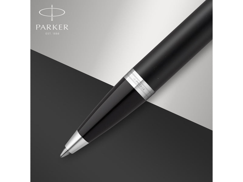 Parker IM Kugelschreiber | Mattschwarz mit Chrom-Zierteilen | mittlere Spitze mit blauer Tinte