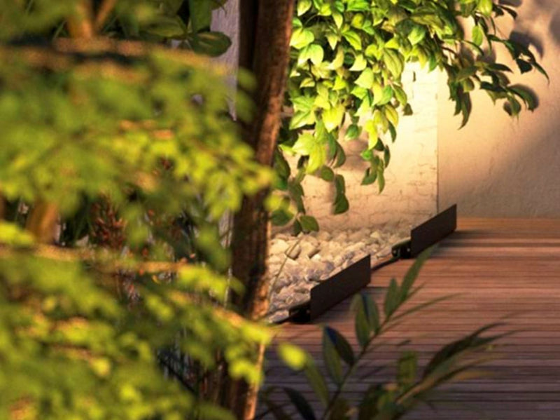 Philips Hue Outdoor Amarant Floodlight