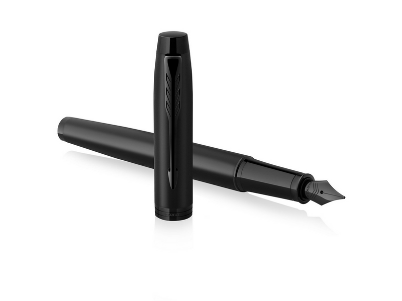 Parker IM Füller | Mattschwarz mit schwarzen Zierteilen | Füllfederhalter mit mittlerer Feder und blauer Tinte | Geschenkbox