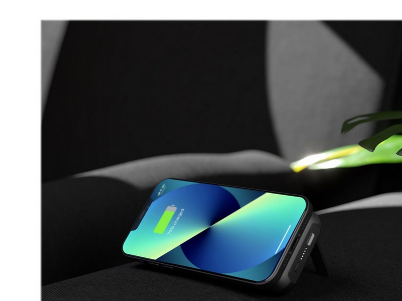 ZENS Magnet 4000 mAh Wireless Powerbank Kickstand and Qi RX - 4000 mAh