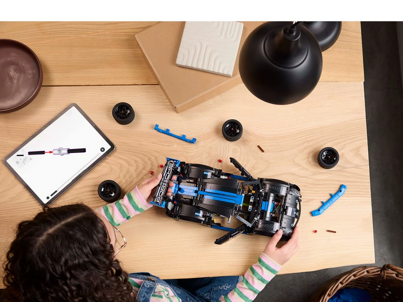 LEGO Technic 42176 Porsche GT4 e-Performance Rennwagen
