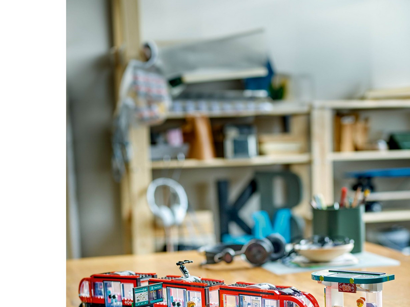 LEGO City 60423 Straßenbahn mit Haltestelle