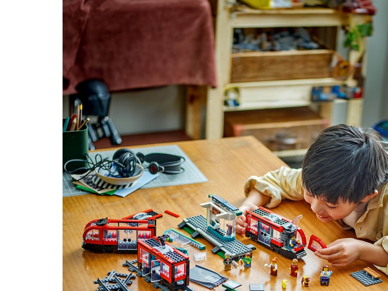 LEGO City 60423 Straßenbahn mit Haltestelle