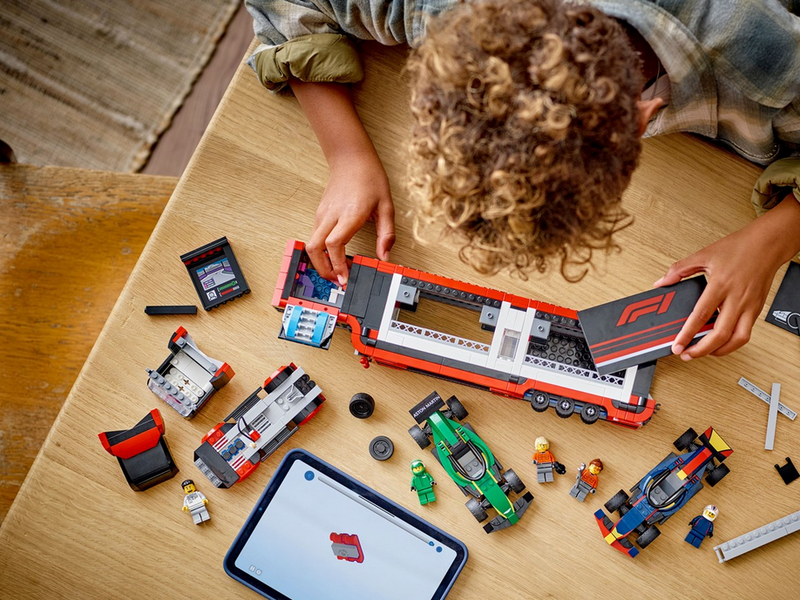 LEGO 60445 F1® Transporter mit RB20 & AMR24 F1® Rennautos