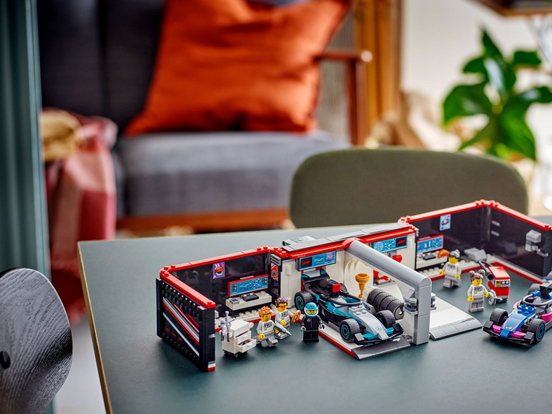 LEGO City 60444 F1® Garage mit Mercedes-AMG & Alpine Rennautos
