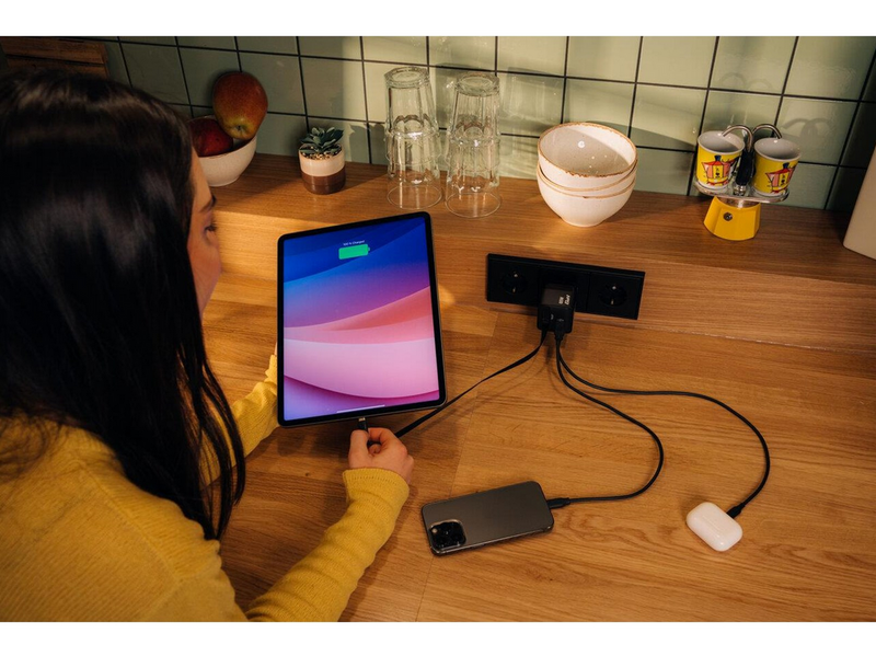 Verbatim - 65W 2 Port with Retractable Cable