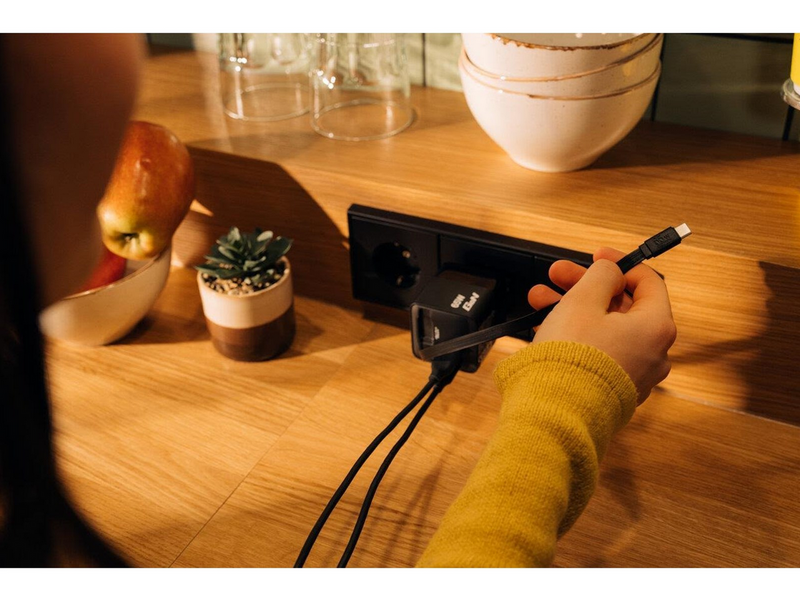 Verbatim - 65W 2 Port with Retractable Cable