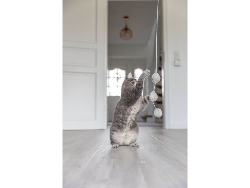 Trixie Mit Katzenminze versetzte Spielangel mit 3 Plüschbällen & Rassel 50cm