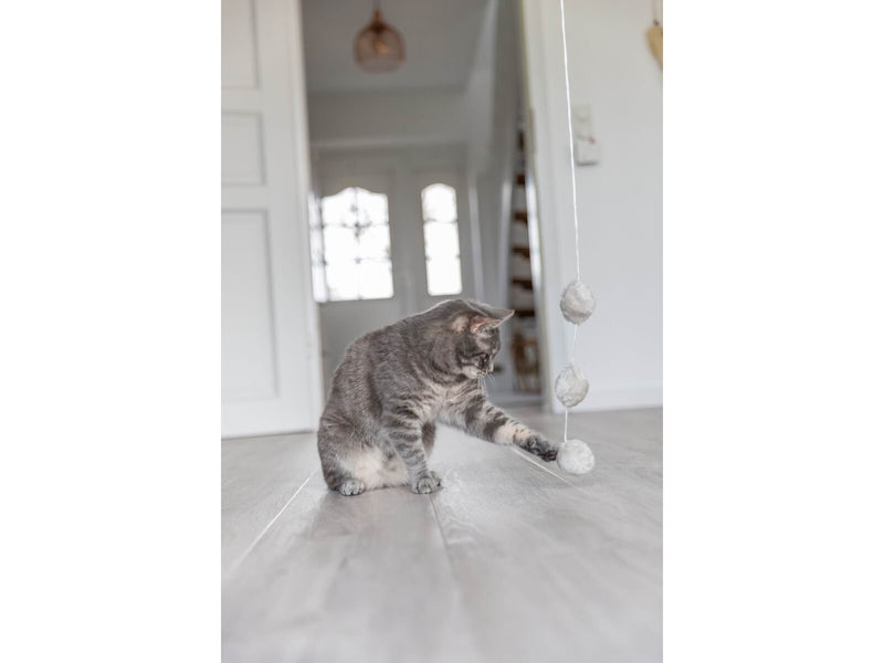 Trixie Mit Katzenminze versetzte Spielangel mit 3 Plüschbällen & Rassel 50cm