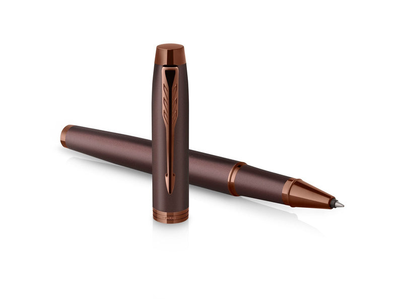 Parker IM Monochrome Rollerball | schwarze Tinte | Oberfläche und Zierteile in Burgunderrot | feine Spitze | Geschenkbox